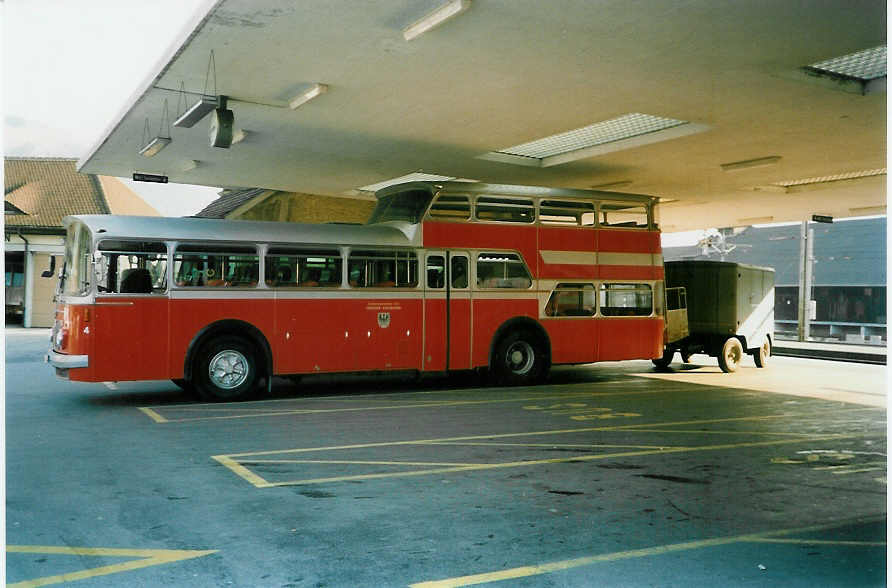 (005'507) - AFA Adelboden - Nr. 4/BE 26'704 - FBW/Vetter-R&J Anderthalbdecker am 19. M�rz 1990 beim Bahnhof Frutigen