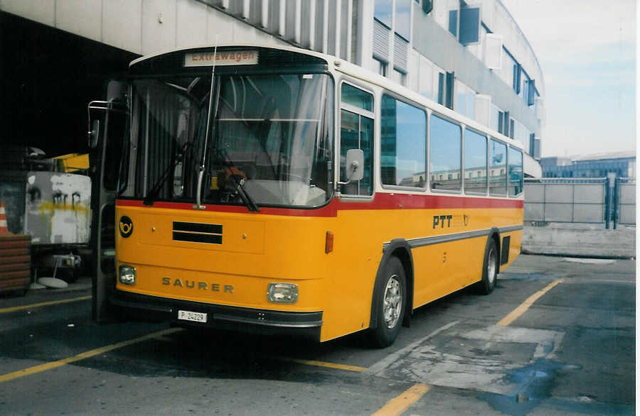 (015'622) - PTT-Regie - P 24'229 - Saurer/T�scher am 14. Oktober 1996 in Bern, Postautostation