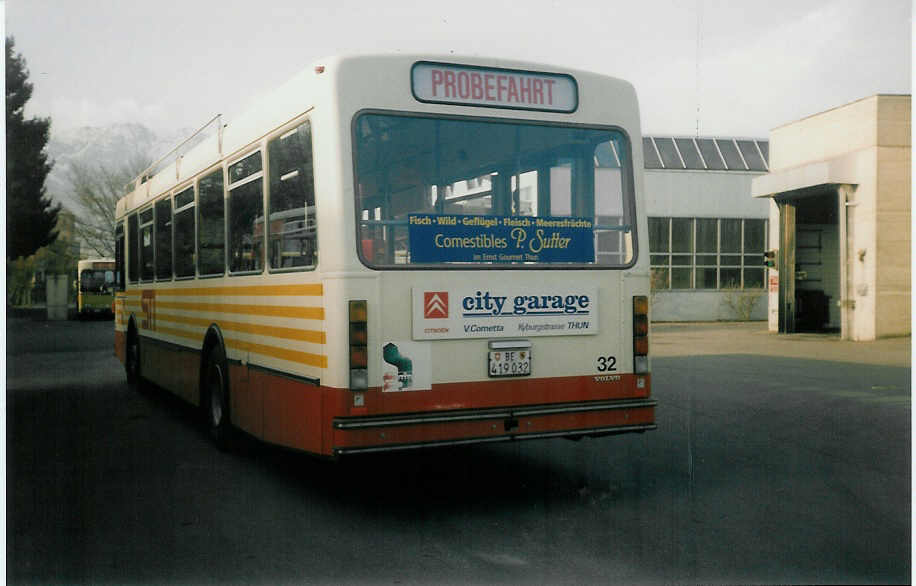 (016'318) - STI Thun - Nr. 32/BE 419'032 - Volvo/R&J (ex SAT Thun Nr. 32) am 5. M�rz 1997 in Thun, Garage