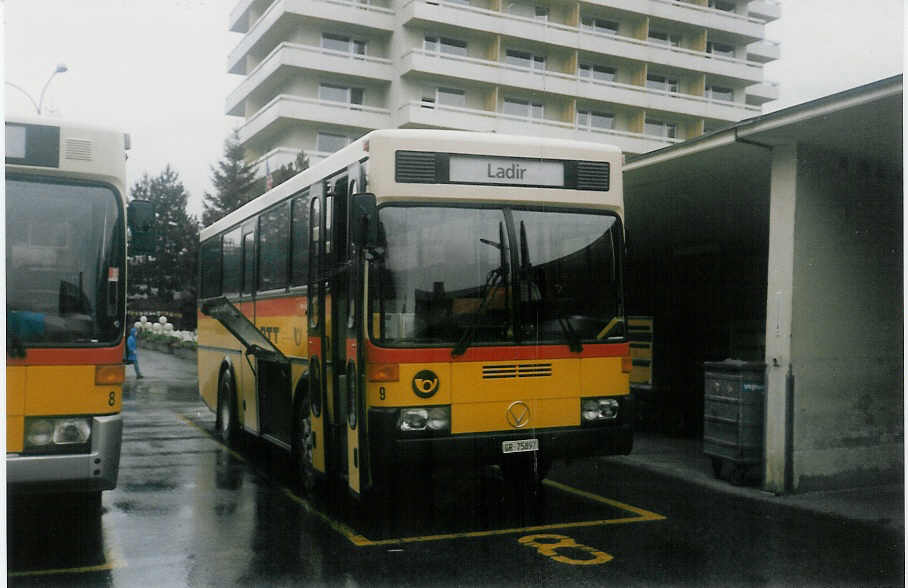 (018'334) - Sol�r&Fontana, Ilanz - Nr. 9/GR 75'897 - Vetter am 2. August 1997 beim Bahnhof Ilanz