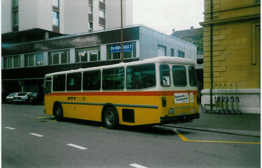 (019'927) - PTT-Regie - P 24'265 - Saurer/T�scher am 7. Oktober 1997 beim Bahnhof La Chaux-de-Fonds