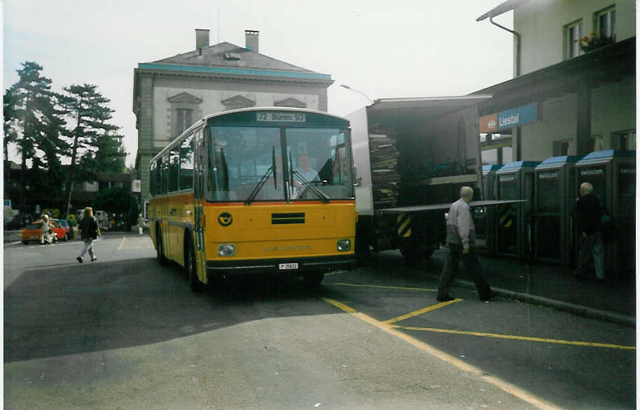 (020'023) - PTT-Regie - P 25'833 - Saurer/T�scher am 8. Oktober 1997 beim Bahnhof Liestal