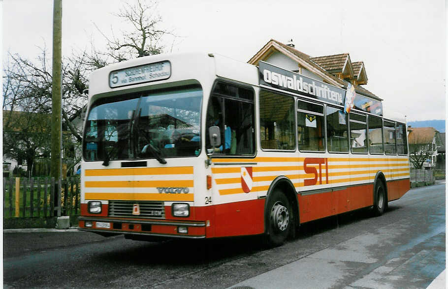 (022'212) - STI Thun - Nr. 24/BE 419'024 - Volvo/R&J (ex SAT Thun Nr. 24) am 16. M�rz 1998 in Thun-Lerchenfeld, Forstweg