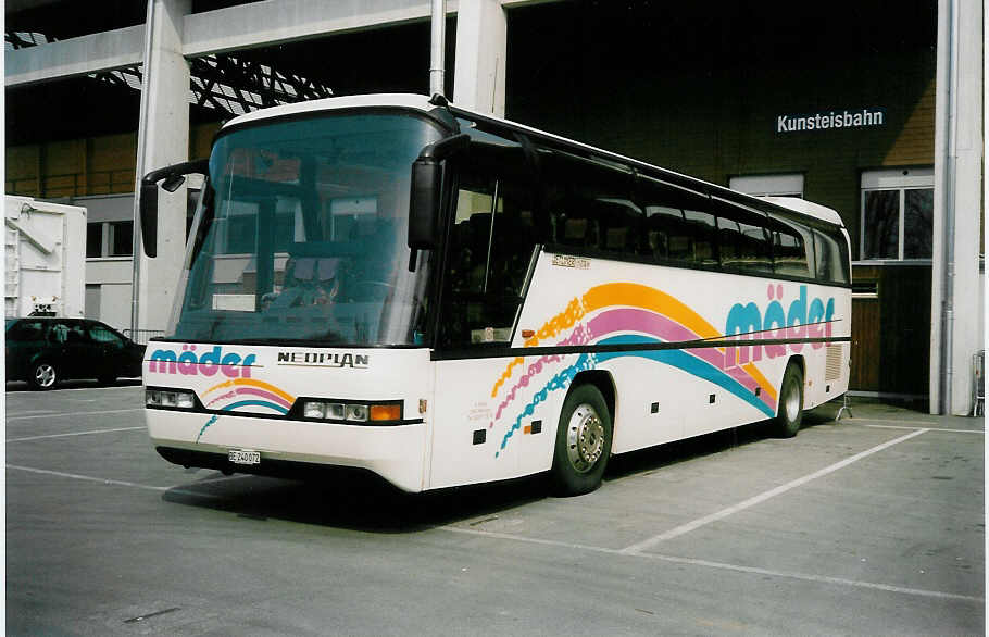 (022'234) - M�der, Meiringen - BE 240'072 - Neoplan am 1. April 1998 in Thun, Grabengut