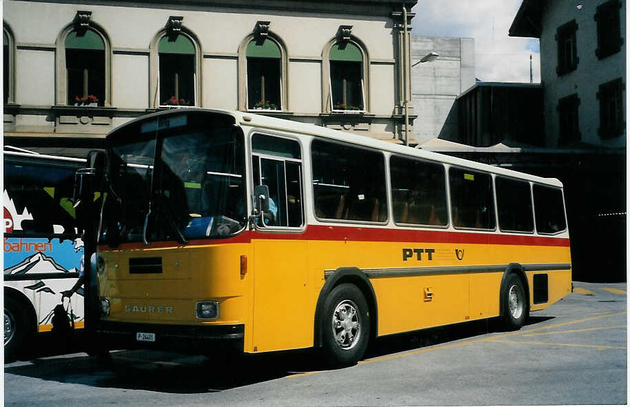 (024'516) - PTT-Regie - P 24'401 - Saurer/T�scher am 14. Juli 1998 beim Bahnhof Brig
