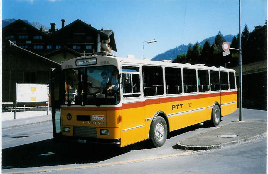 (025'903) - K�bli, Gstaad - BE 403'014 - Volvo/Lauber am 30. August 1998 beim Bahnhof Gstaad