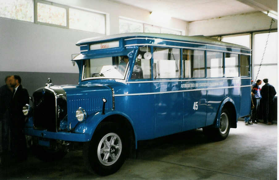 (026'329) - VBZ Z�rich - Nr. 45 - Saurer/T�scher (ex Firma in Spreitenbach; ex VBZ Z�rich Nr. 245; ex VBZ Z�rich Nr. 45) am 3. Oktober 1998 in R�ti, Garage VZO