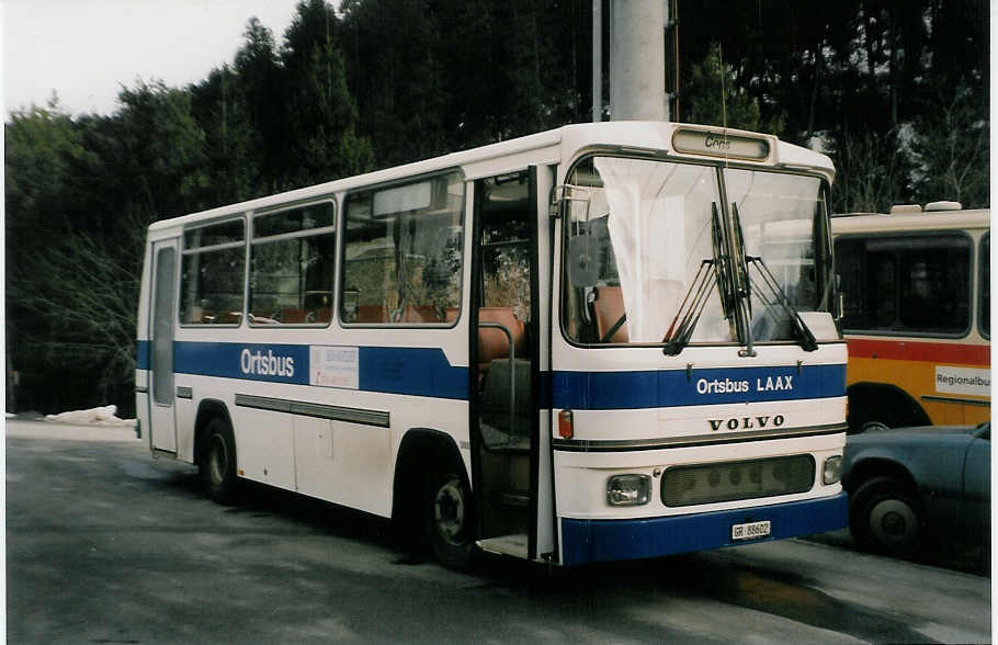 (028'631) - Stuppan, Flims - GR 88'602 - Volvo/Hess (ex Th�ni, Flims; ex Roth, Chur Nr. 18) am 1. Januar 1999 in Laax, Garage