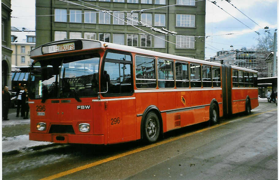 (029'318) - SVB Bern - Nr. 296/BE 337'296 - FBW/Hess (ex TPG Gen�ve Nr. 119) am 10. Februar 1999 beim Bahnhof Bern