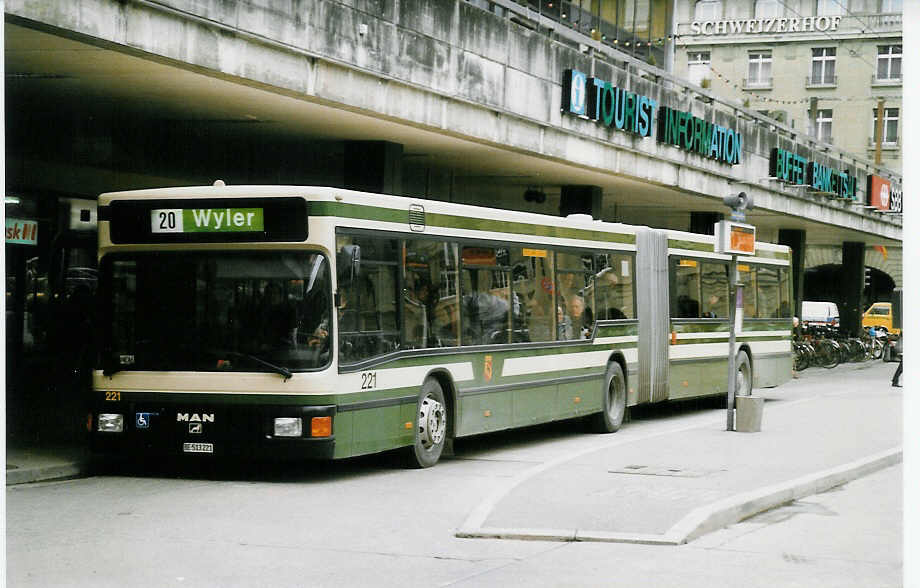 (029'816) - SVB Bern - Nr. 221/BE 513'221 - MAN am 1. M�rz 1999 beim Bahnhof Bern