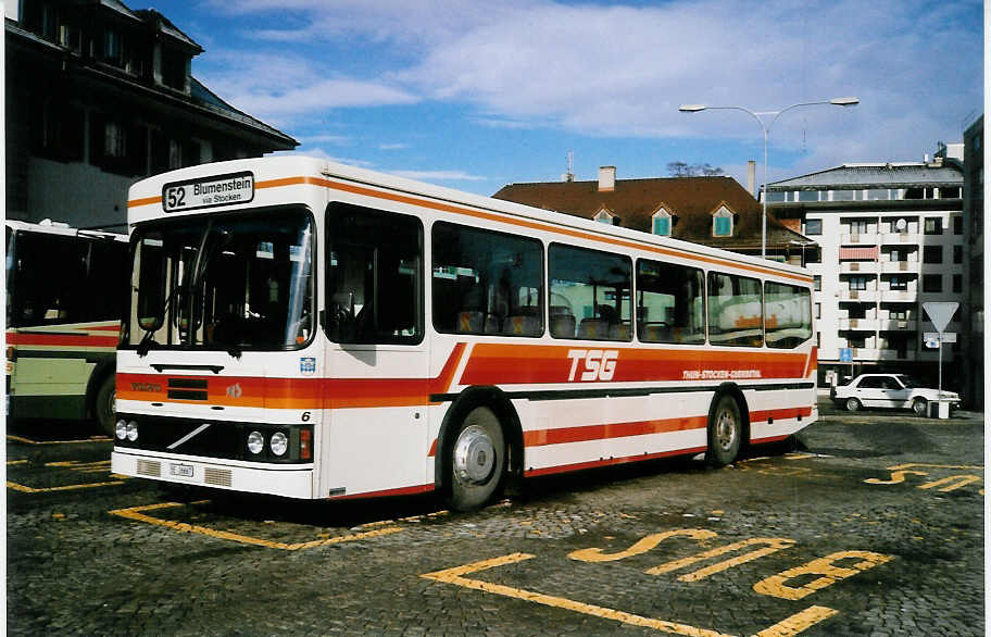 (030'007) - STI Thun - Nr. 6/BE 26'667 - Volvo/FHS (ex TSG Blumenstein Nr. 6) am 7. M�rz 1999 beim Bahnhof Thun