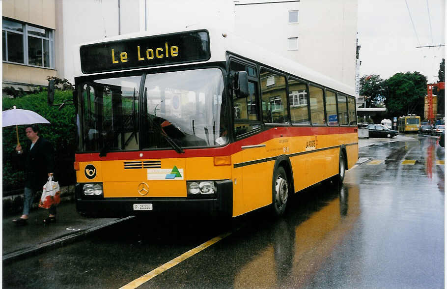(033'226) - PTT-Regie - P 25'336 - Mercedes/R&J am 6. Juli 1999 beim Bahnhof Neuch�tel