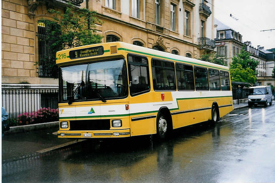 (033'306) - TN Neuch�tel - Nr. 216/NE 64'216 - Volvo/Hess am 6. Juli 1999 in Neuch�tel, Place Pury