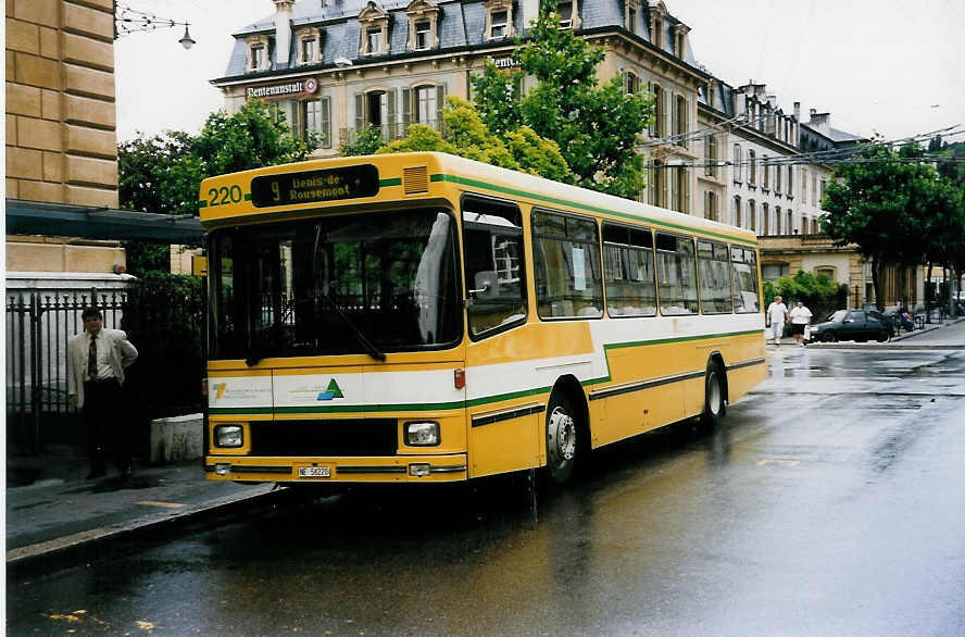 (033'313) - TN Neuch�tel - Nr. 220/NE 58'220 - Volvo/Hess am 6. Juli 1999 in Neuch�tel, Place Pury