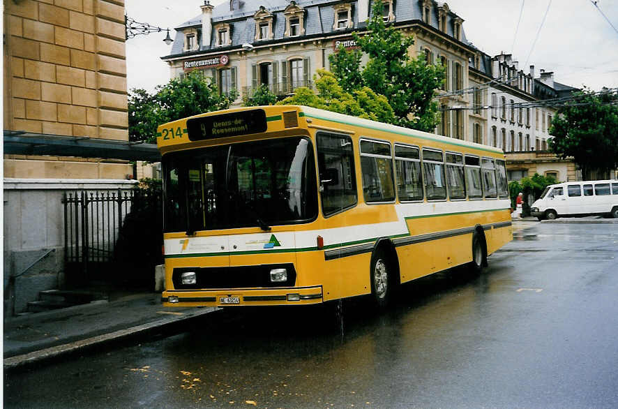 (033'317) - TN Neuch�tel - Nr. 214/NE 63'214 - Volvo/Hess am 6. Juli 1999 in Neuch�tel, Place Pury