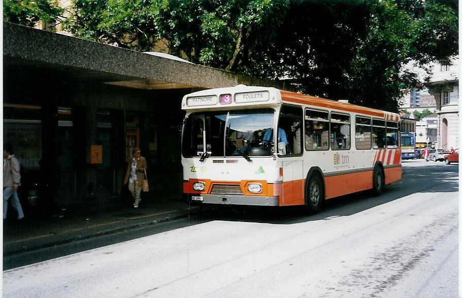 (033'327) - TC La Chaux-de-Fonds - Nr. 157/NE 29'957 - FBW/Lauber-Hess-R&J (ex TPG Gen�ve Nr. 542) am 6. Juli 1999 beim Bahnhof La Chaux-de-Fonds