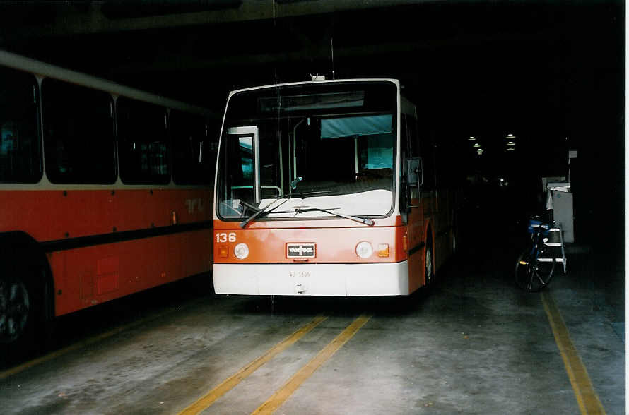 (033'605) - TL Lausanne - Nr. 136/VD 1605 - Van Hool am 7. Juli 1999 in Lausanne, D�p�t Borde