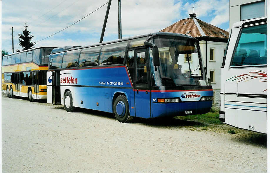 (035'207) - Settelen, Basel - Nr. 62/BS 1888 - Neoplan am 8. August 1999 beim Bahnhof Saignel�gier
