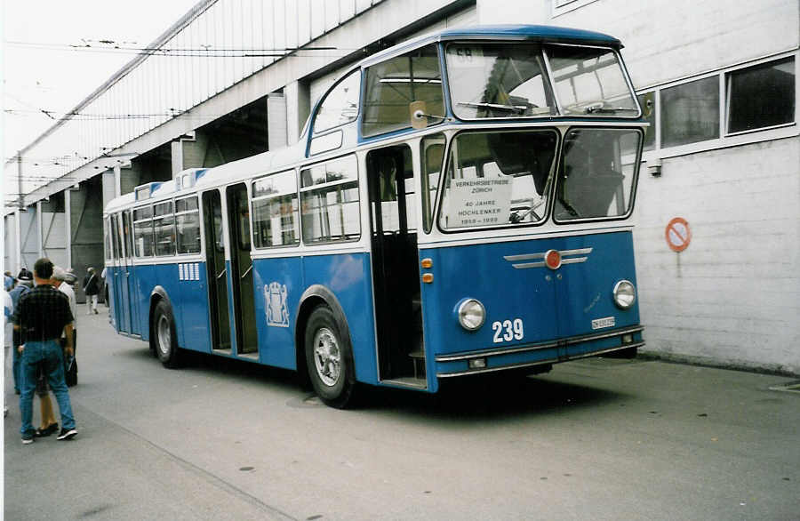 (035'808) - VBZ Z�rich - Nr. 239/ZH 131'239 - FBW/T�scher Hochlenker (ex Kamm, Schlieren; ex VBZ Z�rich Nr. 239; ex VBZ Z�rich Nr. 219) am 28. August 1999 in Luzern, Depot VBL