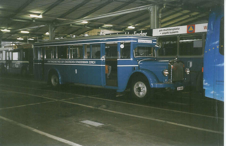 (035'810) - VBZ Z�rich - Nr. 9/ZH 5609 - Saurer/SWS (ex Bamert, Wollerau; ex BBA Aarau Nr. 1; ex VBZ Z�rich Nr. 209; ex VBZ Z�rich Nr. 9) am 28. August 1999 in Luzern, Depot VBL