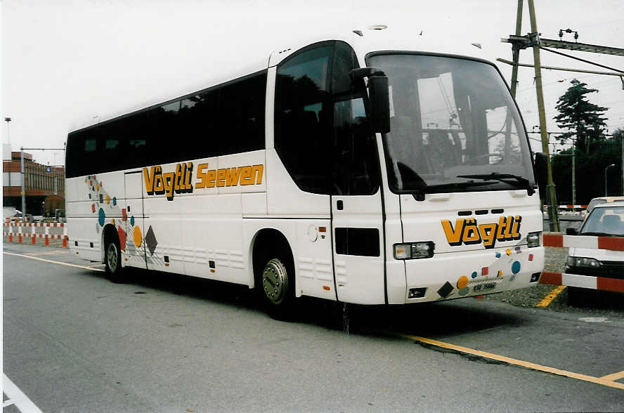 (036'033) - V�gtli, Seewen - SO 35'886 - Iveco am 29. August 1999 beim Bahnhof Thun