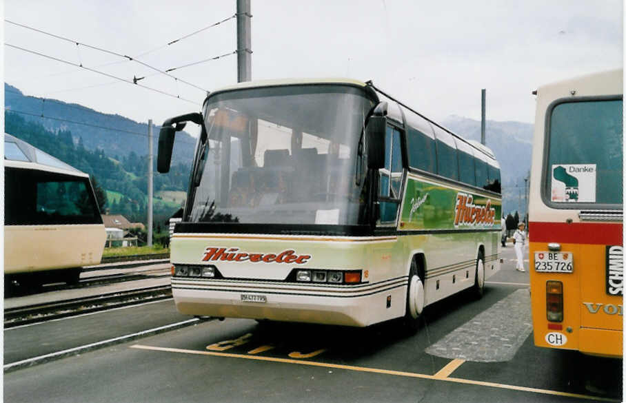 (036'101) - H�rzeler, Dietikon - Nr. 18/ZH 477'795 - Neoplan am 29. August 1999 beim Bahnhof Gstaad