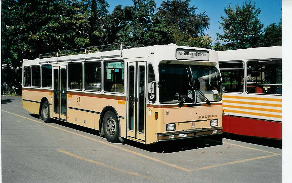 (037'225) - STI Thun - Nr. 51/BE 396'551 - Saurer/R&J am 7. Oktober 1999 bei der Schiffl�ndte Thun