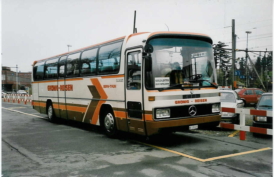 (037'718) - Gr�nig, Bern - BE 235'631 - Mercedes am 14. November 1999 beim Bahnhof Thun
