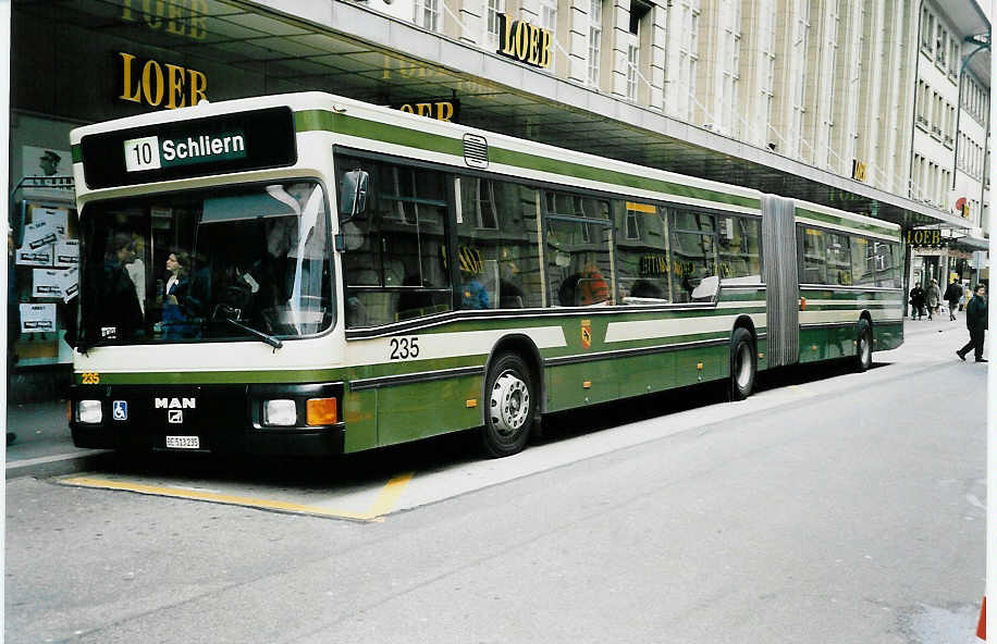 (039'703) - SVB Bern - Nr. 235/BE 513'235 - MAN am 14. M�rz 2000 beim Bahnhof Bern