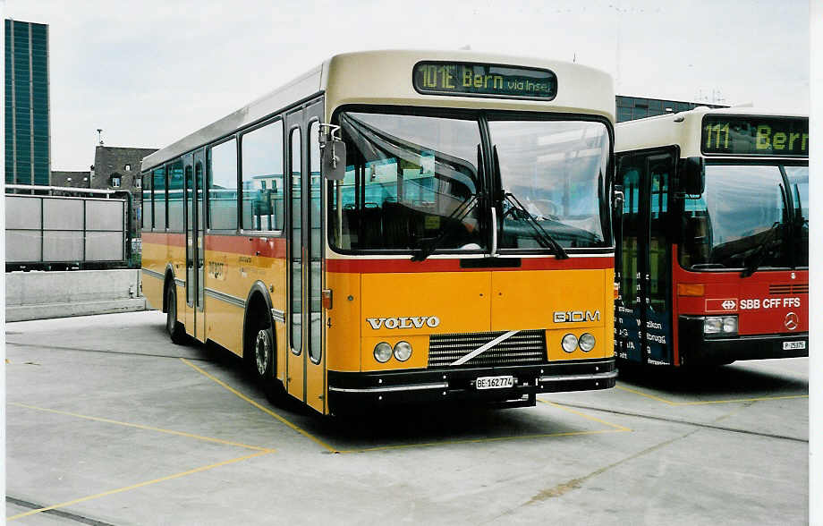 (039'712) - Steiner, Ortschwaben - Nr. 4/BE 162'774 - Volvo/Lauber am 14. M�rz 2000 in Bern, Postautostation