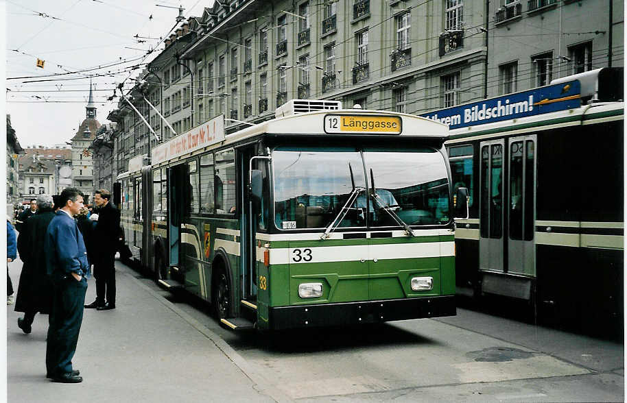 (039'719) - SVB Bern - Nr. 33 - FBW/Hess Gelenktrolleybus am 14. M�rz 2000 beim Bahnhof Bern