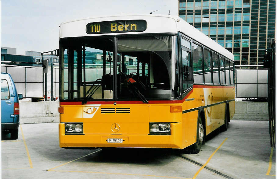 (039'734) - PTT-Regie - P 25'309 - Mercedes/R&J am 14. M�rz 2000 in Bern, Postautostation