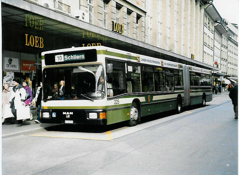 (039'737) - SVB Bern - Nr. 225/BE 513'225 - MAN am 14. M�rz 2000 beim Bahnhof Bern