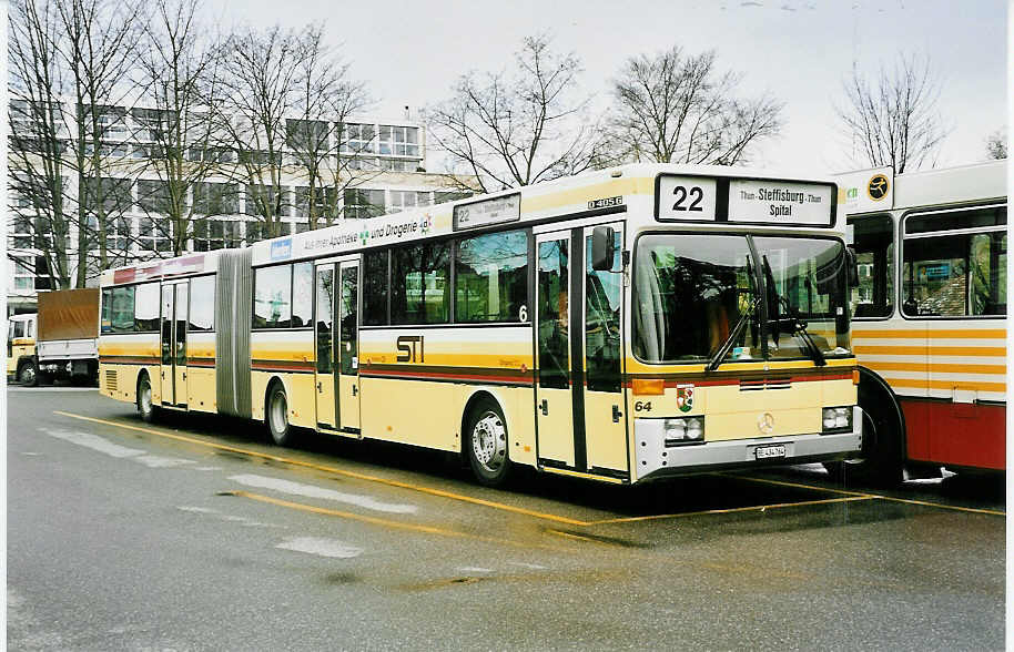 (040'215) - STI Thun - Nr. 64/BE 434'764 - Mercedes am 12. April 2000 bei der Schiffl�ndte Thun