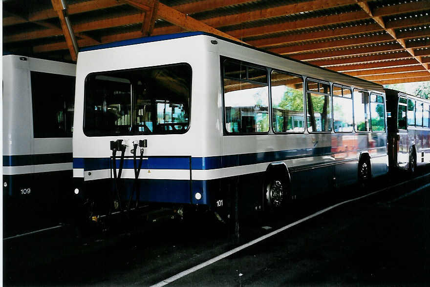 (040'722) - ZVB Zug - Nr. 101/ZG 82'541 - Lanz+Marti/Hess Personenanh�nger am 1. Juni 2000 in Zug, Garage