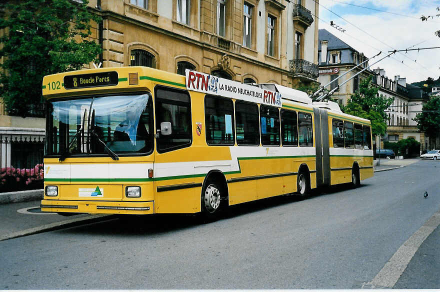 (041'831) - TN Neuch�tel - Nr. 102 - NAW/Hess Gelenktrolleybus am 12. Juli 2000 in Neuch�tel, Place Pury