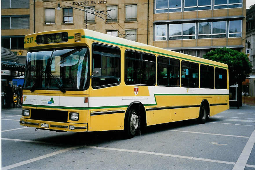 (041'832) - TN Neuch�tel - Nr. 217/NE 47'217 - Volvo/Hess am 12. Juli 2000 in Neuch�tel, Place Pury
