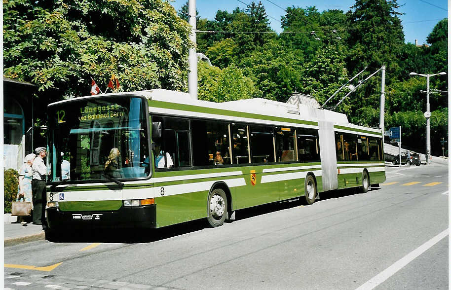 (042'426) - SVB Bern - Nr. 8 - NAW/Hess Gelenktrolleybus am 12. August 2000 in Bern, B�rengraben