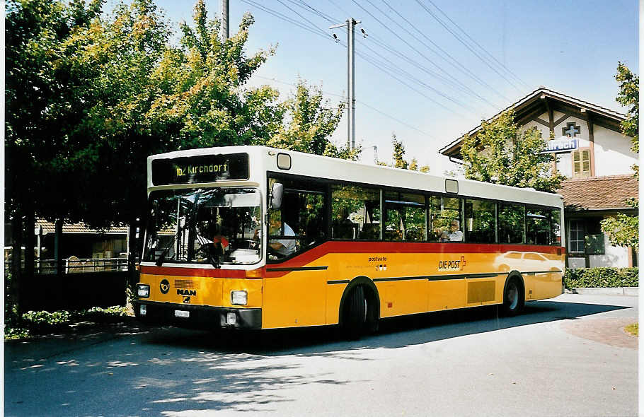 (043'209) - Lengacher, M�hlethurnen - Nr. 1/BE 252'187 - MAN am 11. September 2000 beim Bahnhof Wichtrach