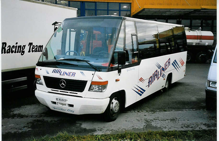 (044'015) - OBB Belp - BE 304'861 - Mercedes/Auw�rter am 4. Dezember 2000 in Uetendorf, Allmend