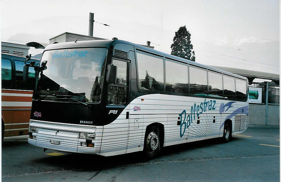 (044'810) - Ballestraz, Gr�ne - VS 105'182 - Renault am 20. Februar 2001 beim Bahnhof Sierre