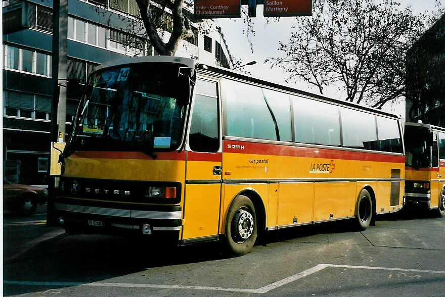 (044'815) - Ev�quoz, Erde - VS 57'490 - Setra am 20. Februar 2001 beim Bahnhof Sion