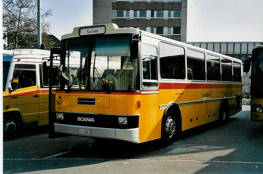 (044'832) - Dubuis, Savi�se - VS 3806 - Scania/Lauber am 20. Februar 2001 beim Bahnhof Sion