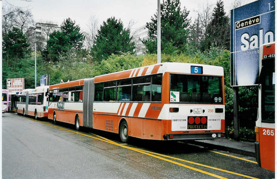 (045'307) - TPG Gen�ve - Nr. 256/GE 96'297 - Mercedes am 11. M�rz 2001 in Gen�ve, Palexpo