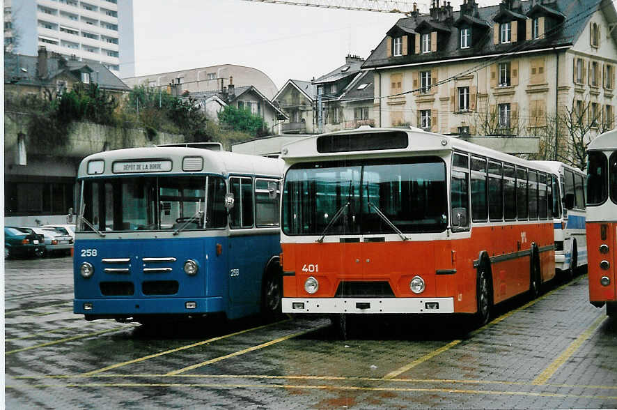 (045'334) - TL Lausanne - Nr. 258 - Saurer/Saurer + Nr. 401 - FBW/Hess am 11. M�rz 2001 in Lausanne, D�p�t Borde