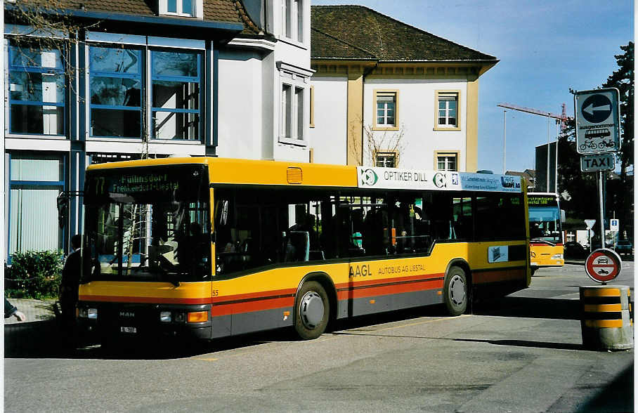 (045'513) - AAGL Liestal - Nr. 55/BL 7007 - MAN/Lauber am 31. M�rz 2001 beim Bahnhof Liestal