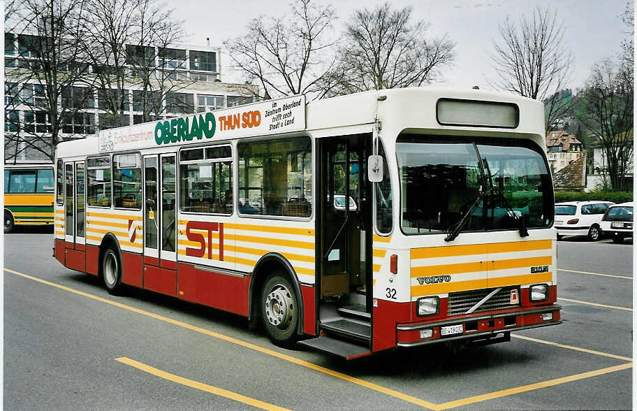 (045'615) - STI Thun - Nr. 32/BE 419'032 - Volvo/R&J (ex SAT Thun Nr. 32) am 3. April 2001 bei der Schiffl�ndte Thun