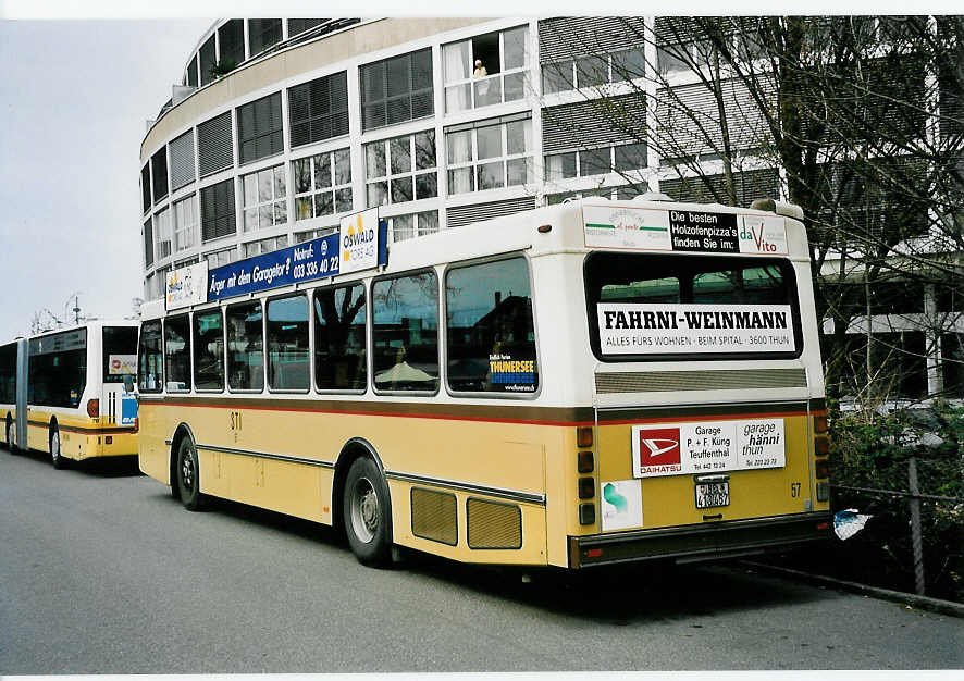 (045'617) - STI Thun - Nr. 57/BE 413'457 - Saurer/R&J am 3. April 2001 bei der Schiffl�ndte Thun