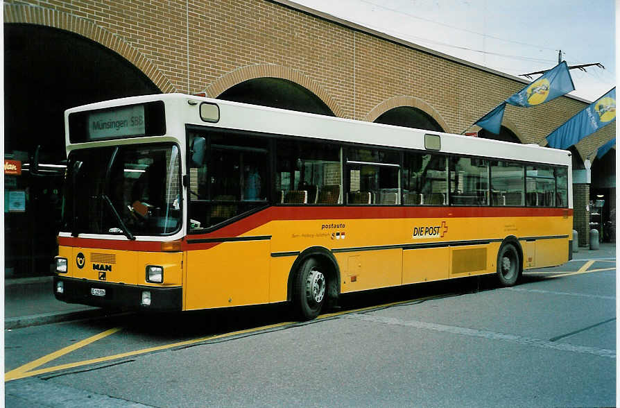 (046'430) - Lengacher, M�hlethurnen - Nr. 2/BE 129'886 - MAN am 1. Mai 2001 beim Bahnhof M�nsingen