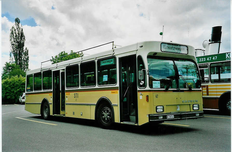 (046'620) - STI Thun - Nr. 47/BE 396'547 - Saurer/R&J am 18. Mai 2001 bei der Schiffl�ndte Thun